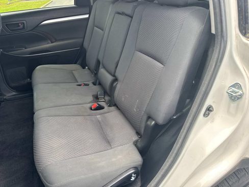Used 2018 Toyota Highlander LE FWD image 18