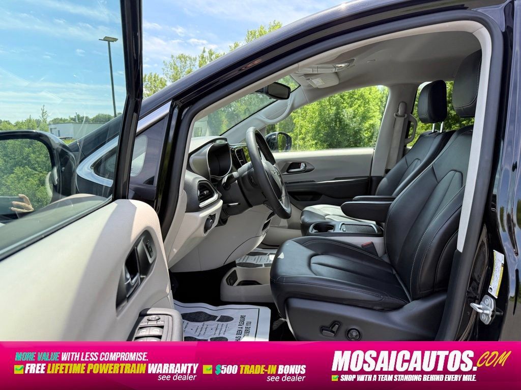Used 2024 Chrysler Pacifica Touring-L FWD image 21