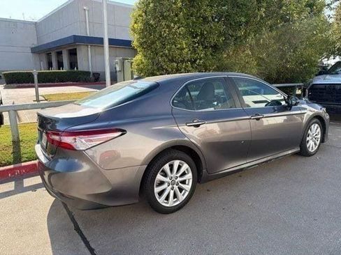 Used 2019 Toyota Camry LE FWD image 4