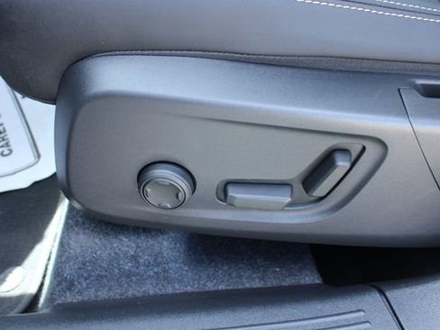 Used 2025 Volvo XC40 B5 Plus image 14