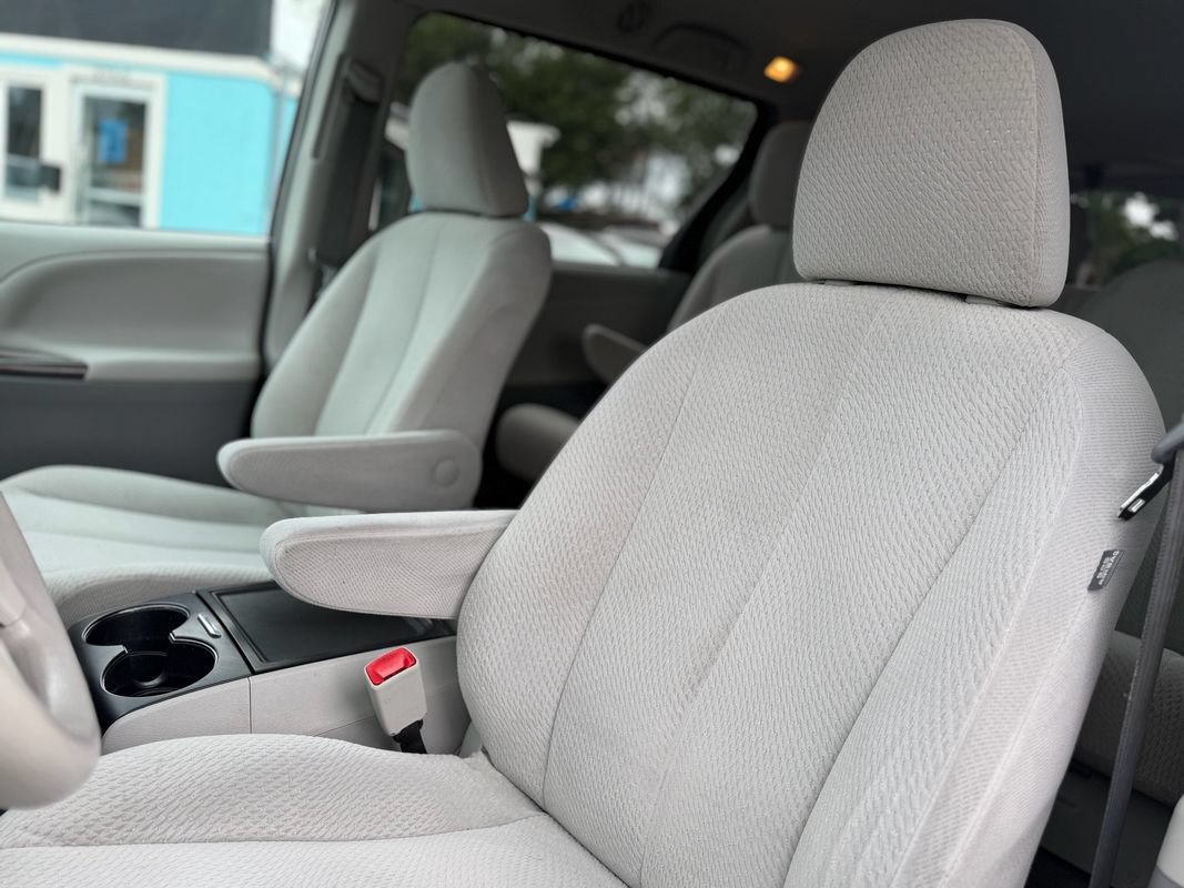 Used 2013 Toyota Sienna LE w/ Towing Pkg AWD/4WD image 15