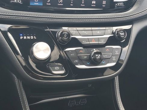 Used 2024 Chrysler Pacifica Premium image 19