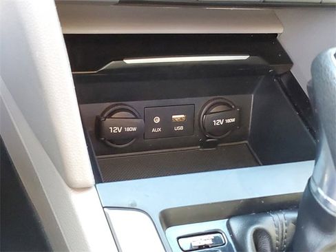 Used 2017 Hyundai Elantra SE image 17