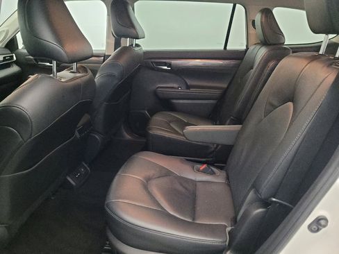 Used 2021 Toyota Highlander Limited image 18