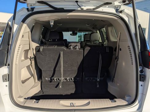 Used 2024 Chrysler Pacifica Touring-L image 29