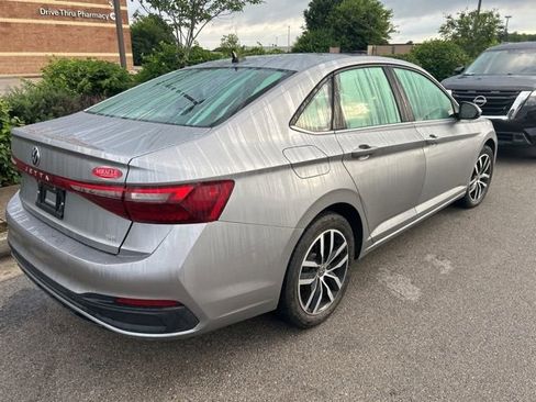 Used 2025 Volkswagen Jetta SE FWD image 3