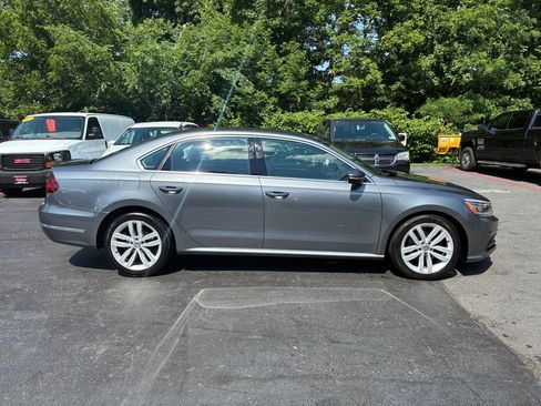 Used 2018 Volkswagen Passat 2.0T SE FWD image 6