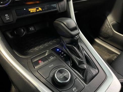 Used 2019 Toyota RAV4 LE w/ Carpet Mat Package AWD/4WD image 25