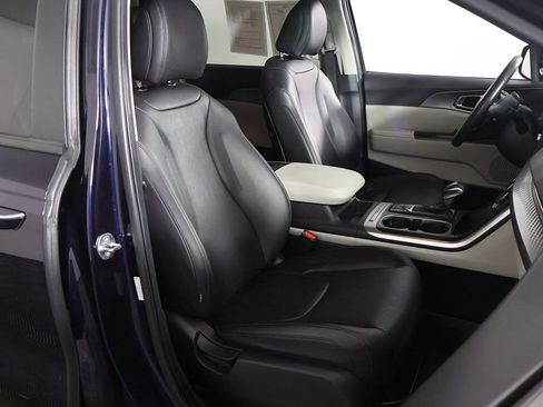 Used 2024 Kia Carnival LX image 27