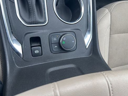 Used 2023 Chevrolet Traverse LT image 29