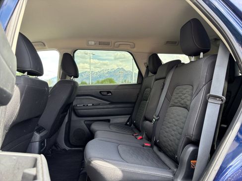 Used 2025 Nissan Pathfinder SV AWD/4WD image 28