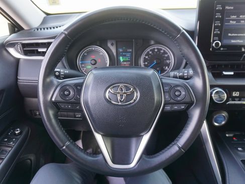 Certified 2022 Toyota Venza LE image 3