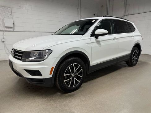 Used 2021 Volkswagen Tiguan SE w/ Panoramic Sunroof Package image 19
