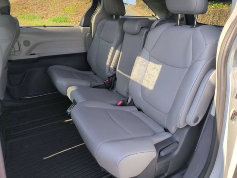 Used 2023 Toyota Sienna XLE FWD image 28