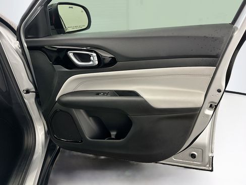 Used 2025 Jeep Compass Limited image 32