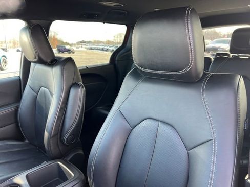 Used 2025 Chrysler Pacifica Select image 14