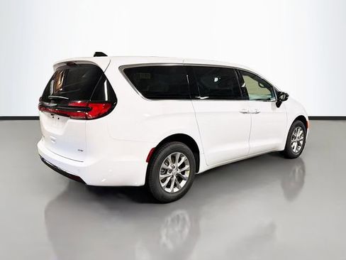 New 2026 Chrysler Pacifica Select image 6