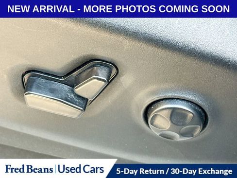 Used 2023 Chrysler Pacifica Touring-L FWD image 12