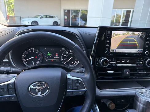 Used 2021 Toyota Highlander Limited FWD image 10