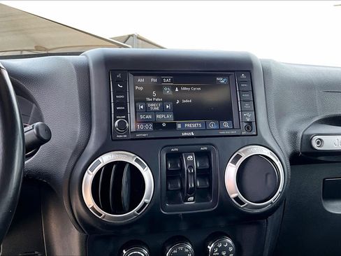 Used 2017 Jeep Wrangler Unlimited Sahara w/ Connectivity Group AWD/4WD image 28
