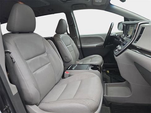 Used 2015 Toyota Sienna XLE Premium image 10
