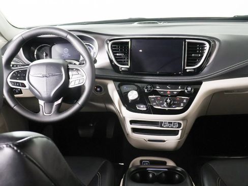 Used 2024 Chrysler Pacifica Limited FWD image 44