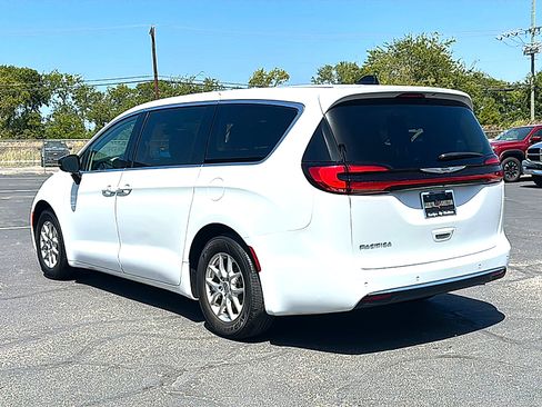 Used 2024 Chrysler Pacifica Touring-L FWD image 6