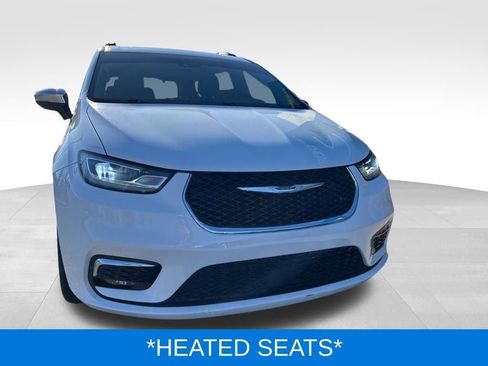 Used 2023 Chrysler Pacifica Limited w/ Uconnect Theater Family Group AWD/4WD image 5