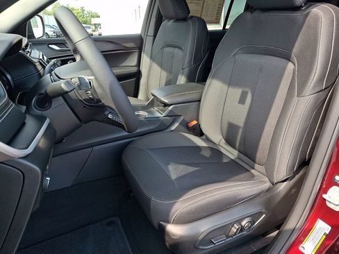 Used 2025 Jeep Grand Cherokee Laredo w/ Luxury Tech Group I AWD/4WD image 16