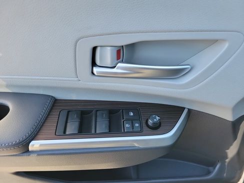 Used 2024 Toyota Sienna XLE image 9