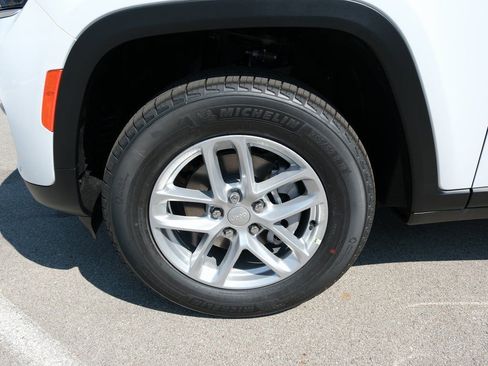 New 2025 Jeep Grand Cherokee Laredo w/ Luxury Tech Group I AWD/4WD image 14