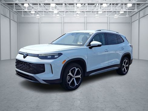 Certified 2025 Volkswagen Tiguan SE AWD/4WD image 3