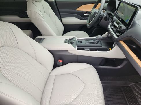 Used 2025 Toyota Grand Highlander AWD image 17