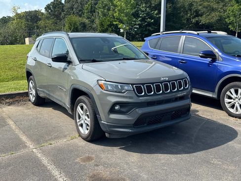 Used 2023 Jeep Compass Latitude AWD/4WD image 2