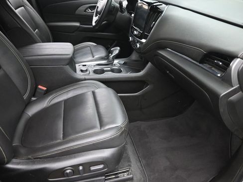 Used 2023 Chevrolet Traverse LT w/ Rear Camera Mirror Package image 7