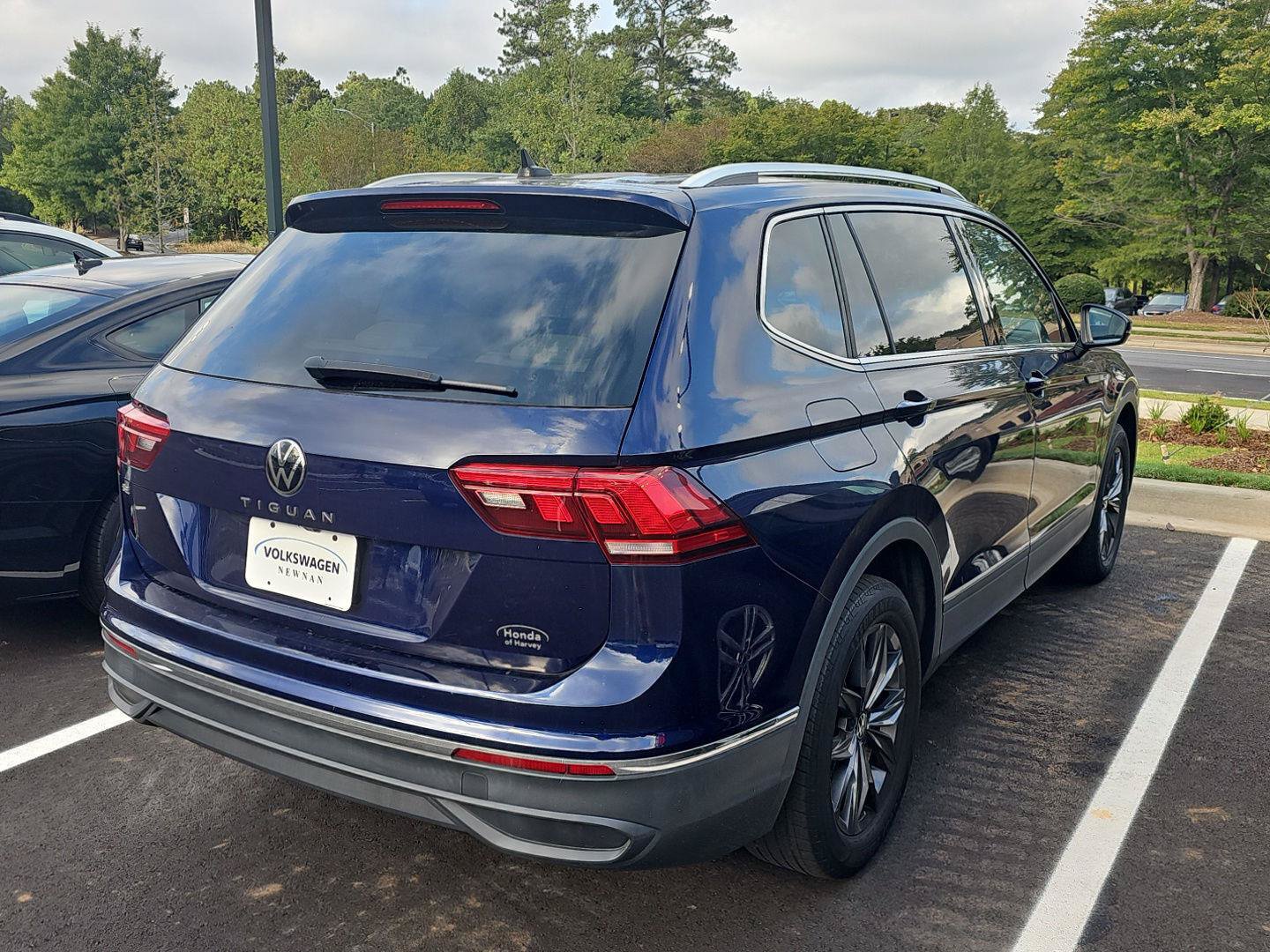 Used 2023 Volkswagen Tiguan SE w/ Panoramic Sunroof Package FWD image 6
