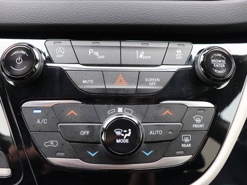 Used 2024 Chrysler Pacifica Touring-L FWD image 43