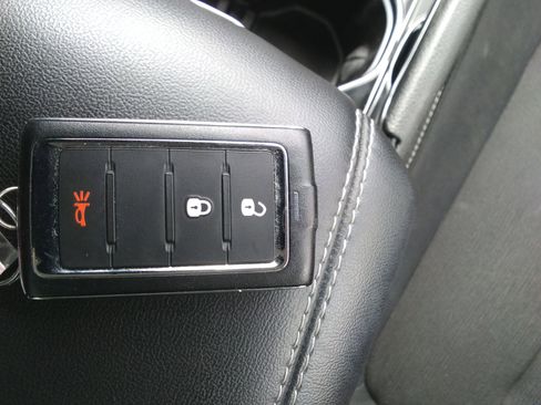 Used 2023 Jeep Grand Cherokee Laredo image 18