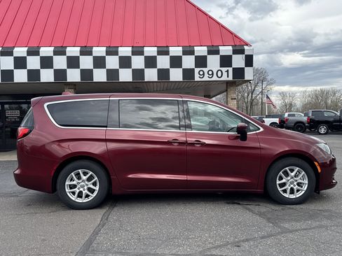 Used 2017 Chrysler Pacifica Touring image 9