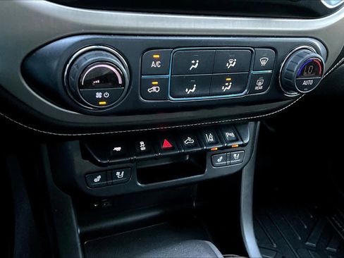 Used 2021 GMC Canyon Denali image 32