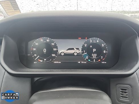 Used 2024 Land Rover Discovery S image 11