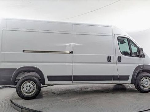Used 2024 RAM ProMaster 2500 w/ Convenience Group FWD image 9