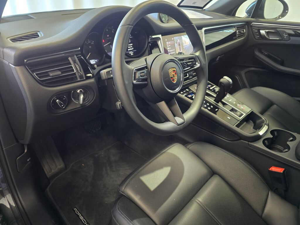 Certified 2025 Porsche Macan AWD/4WD image 4