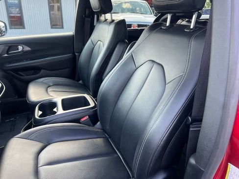 Used 2025 Chrysler Pacifica Select FWD image 10