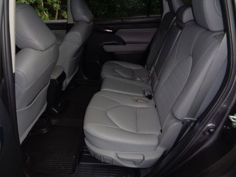Used 2022 Toyota Highlander XLE AWD/4WD image 18