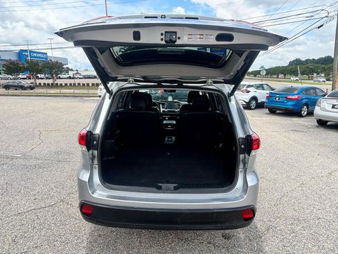 Used 2019 Toyota Highlander XLE FWD image 17