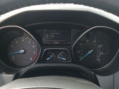 Used 2016 Ford Focus SE w/ SE Winter Package FWD image 6