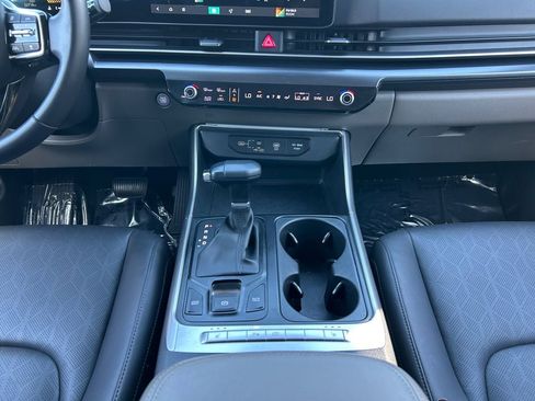 Used 2025 Kia Carnival FWD image 13