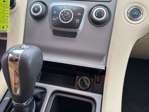 Used 2018 Ford Taurus SE image 27