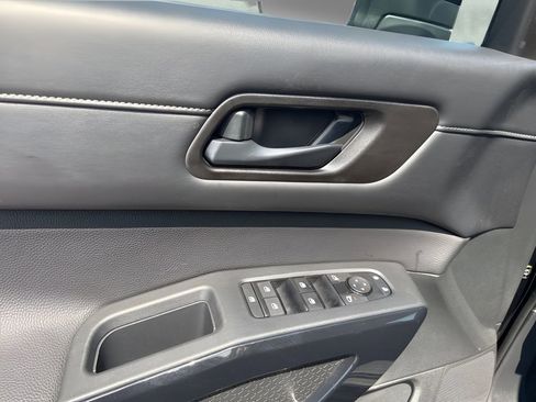 Used 2024 Nissan Pathfinder S image 23